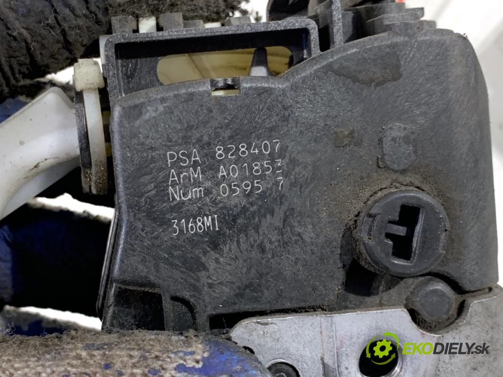 PEUGEOT PARTNER I Nadwozie pełne/minivan 2008 55 kW 1.6 HDi 75 1560 zámok Dvere pravy predný PSA828407