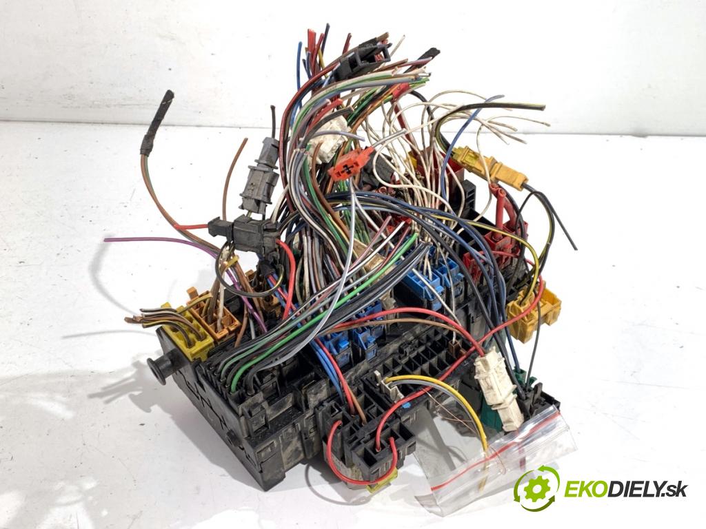 VW TRANSPORTER T4 Autobus 1995 57 kW 2.4 D 2370 skříňka poistková 357937039 (Pojistková skříňka)