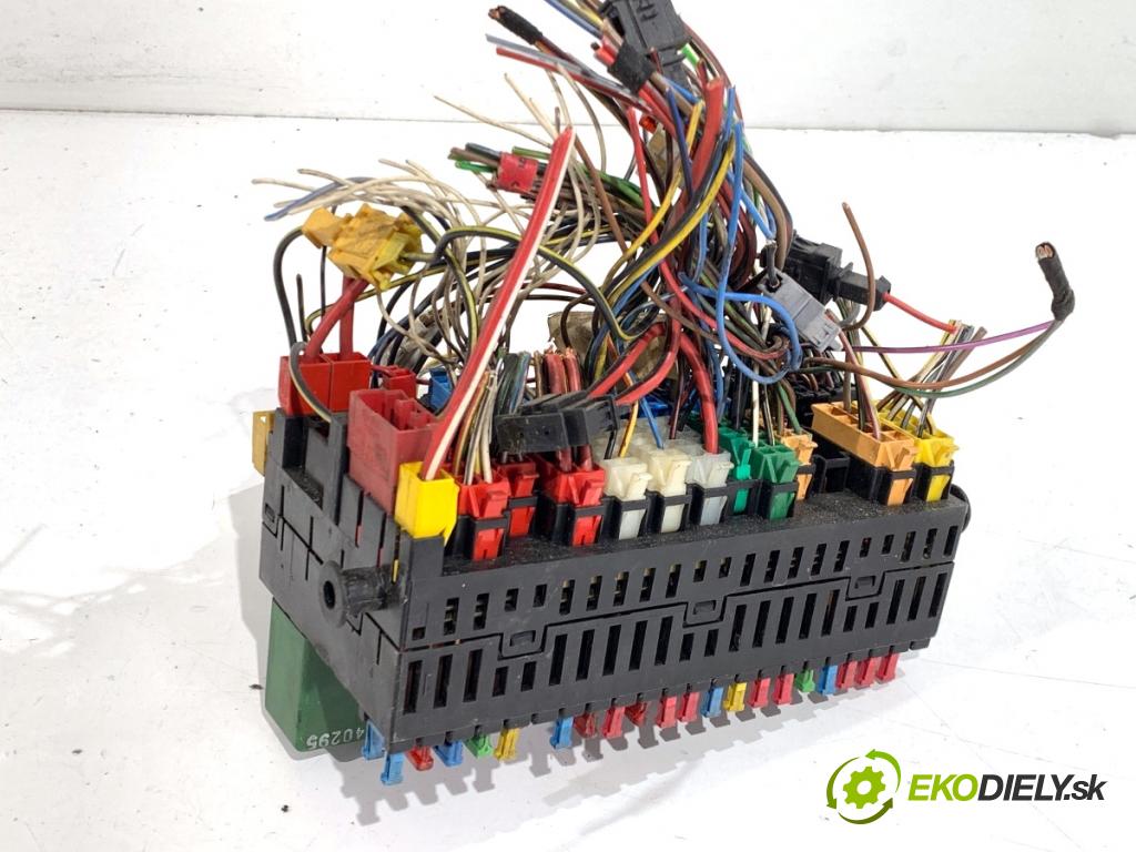 VW TRANSPORTER T4 Autobus 1995 57 kW 2.4 D 2370 skříňka poistková 357937039 (Pojistková skříňka)