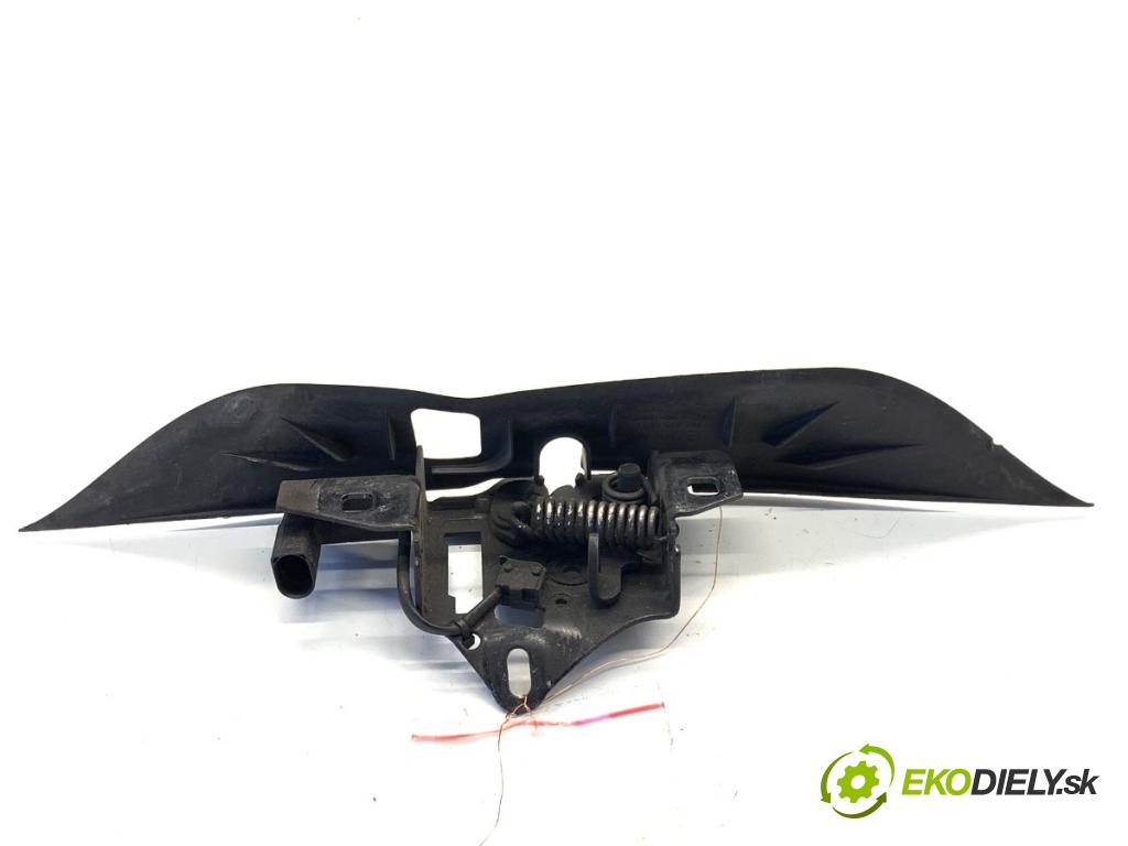 SKODA SUPERB I sedan 2003 96 kW 1.9 TDI 1896 zámok kapoty přední část 3B0823603C