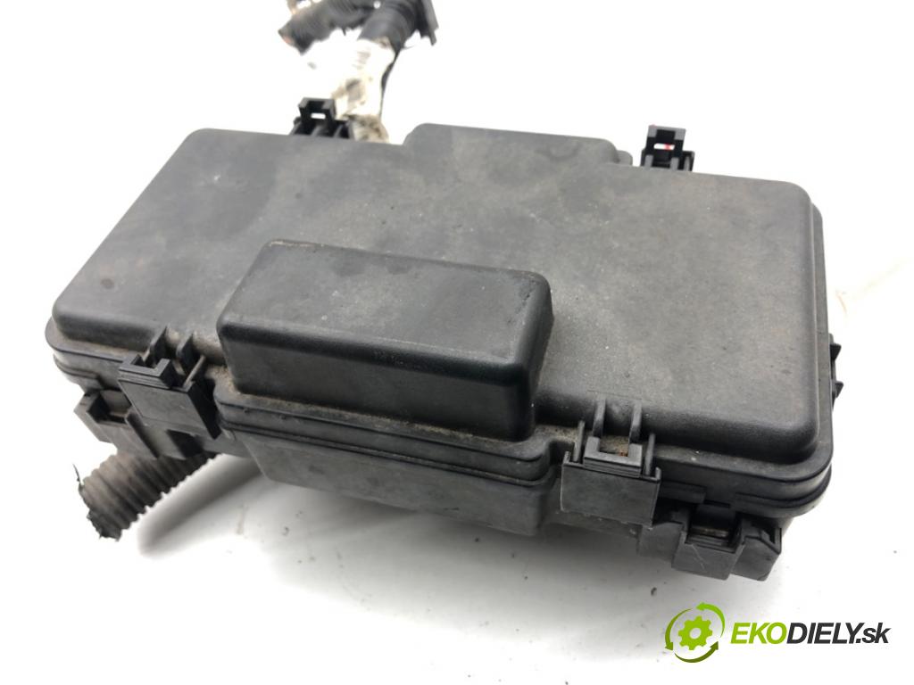 HONDA CIVIC VII liftback 2004 66 kW 1.4 iS (EP1) 1396 skříňka poistková  (Pojistková skříňka)