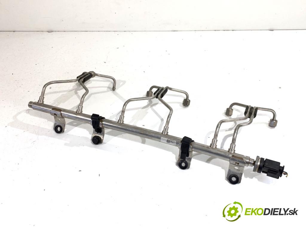 BMW F22 coupe 2017 272 kW M2 2979 Lišta vstrekovacia 7649710 (Vstrekovacia lišta)