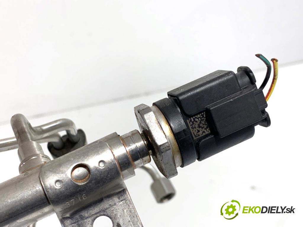 BMW F22 coupe 2017 272 kW M2 2979 Lišta vstrekovacia 7649710 (Vstrekovacia lišta)