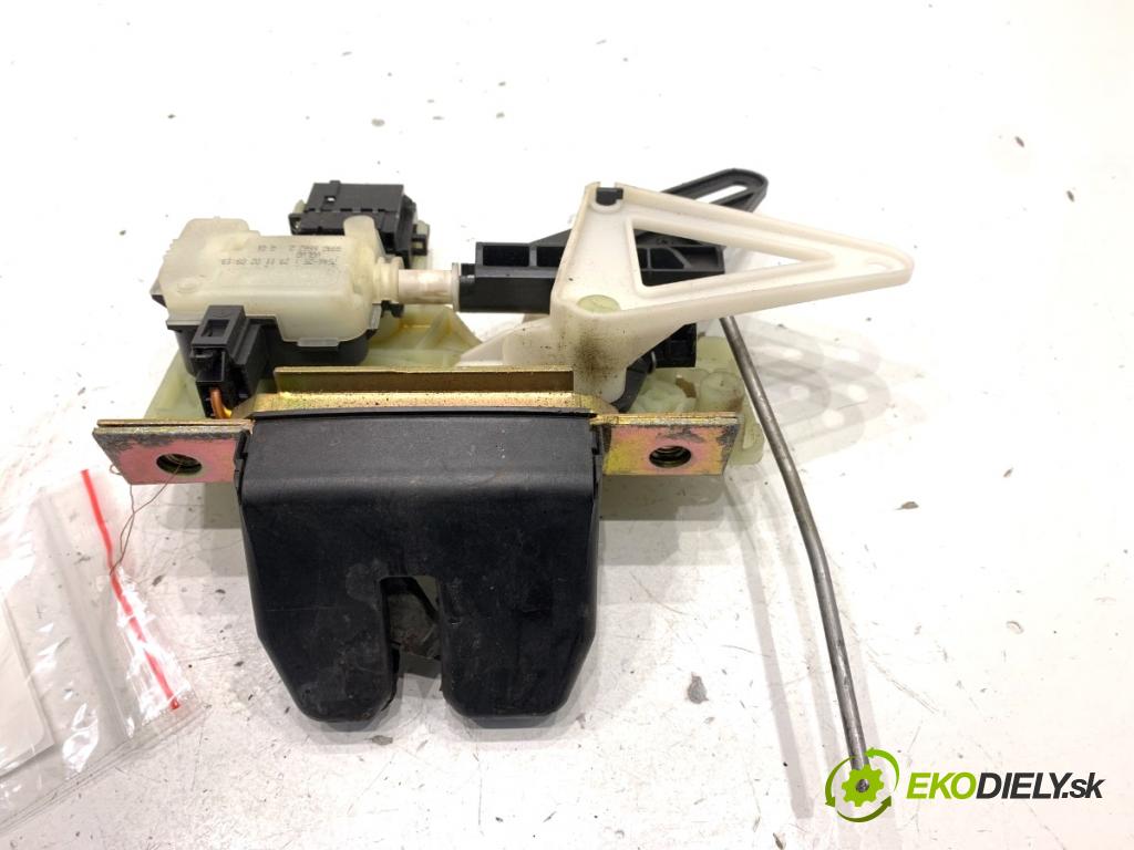 VOLVO V70 I Kombi 2003 121 kW 2.4 2435 zámok dverí zad 