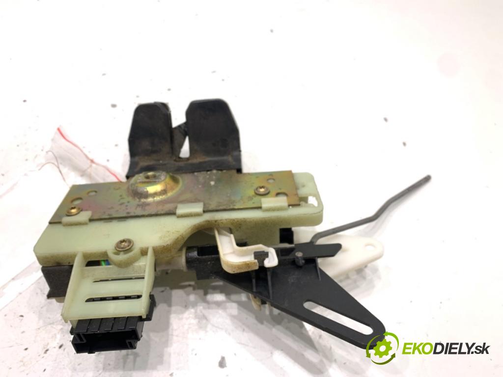VOLVO V70 I Kombi 2003 121 kW 2.4 2435 zámok dverí zad