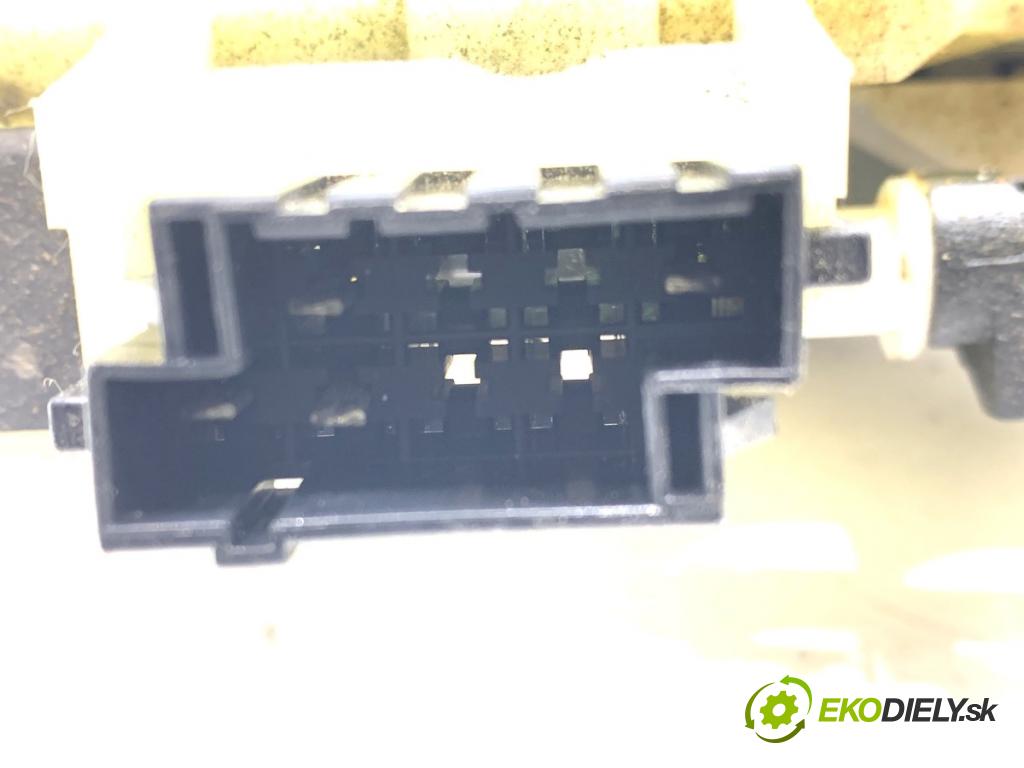 VOLVO V70 I Kombi 2003 121 kW 2.4 2435 zámok dverí zad