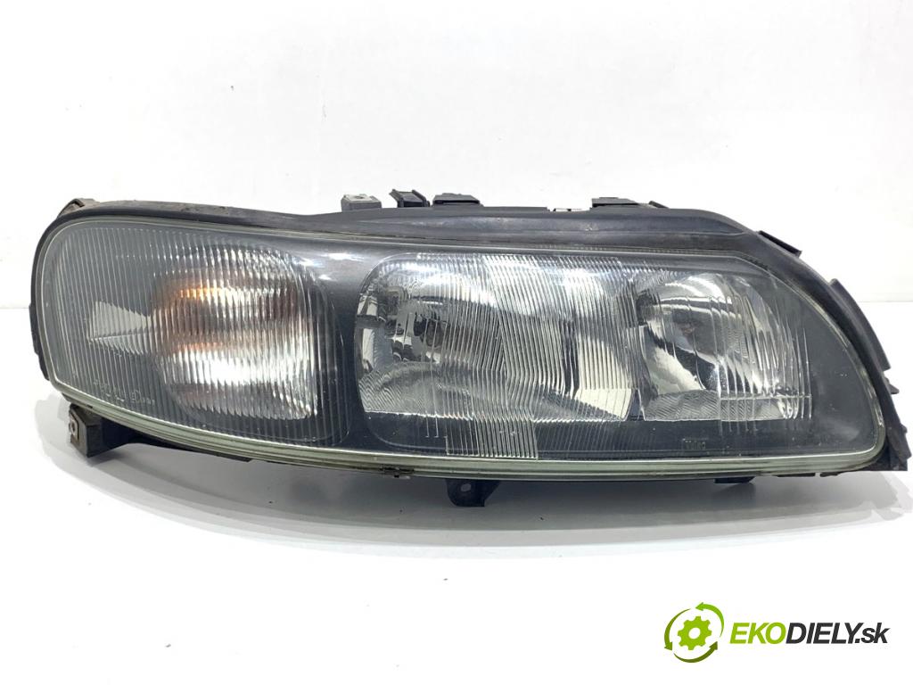 VOLVO V70 I Kombi 2003 121 kW 2.4 2435 světlomet pravý přední část 8693548