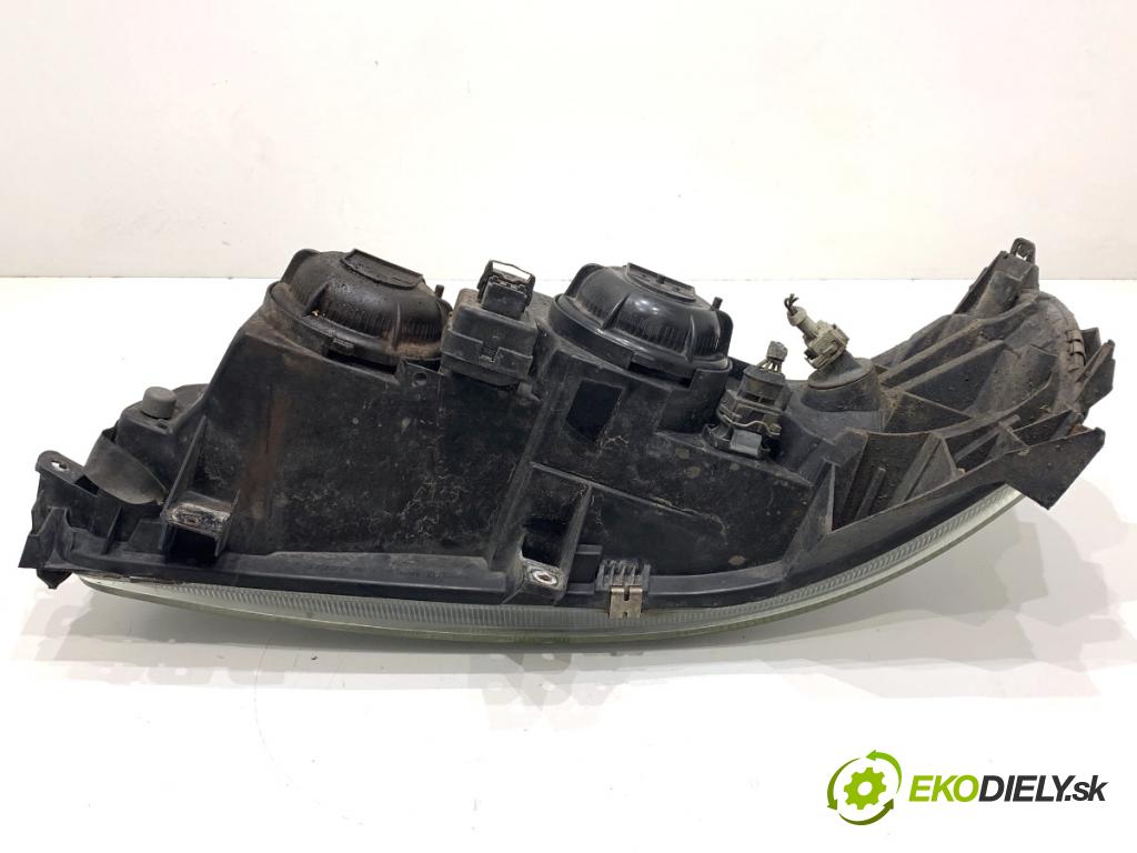 VOLVO V70 I Kombi 2003 121 kW 2.4 2435 světlomet pravý přední část 8693548