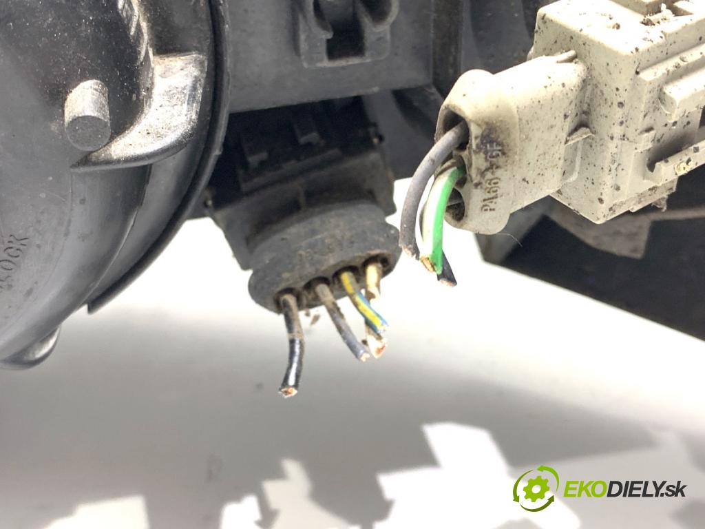 VOLVO V70 I Kombi 2003 121 kW 2.4 2435 světlomet pravý přední část 8693548