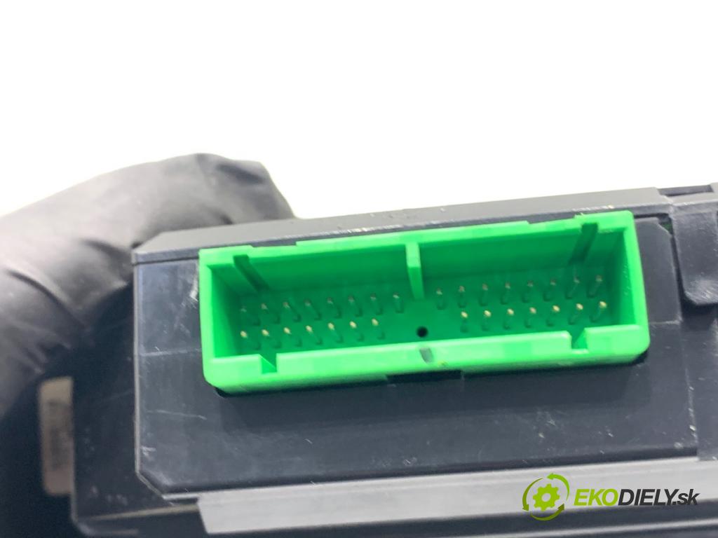 VOLVO V70 I Kombi 2003 121 kW 2.4 2435 Prepínač okien 30658116 (Prepínacie páčky pod volantom)