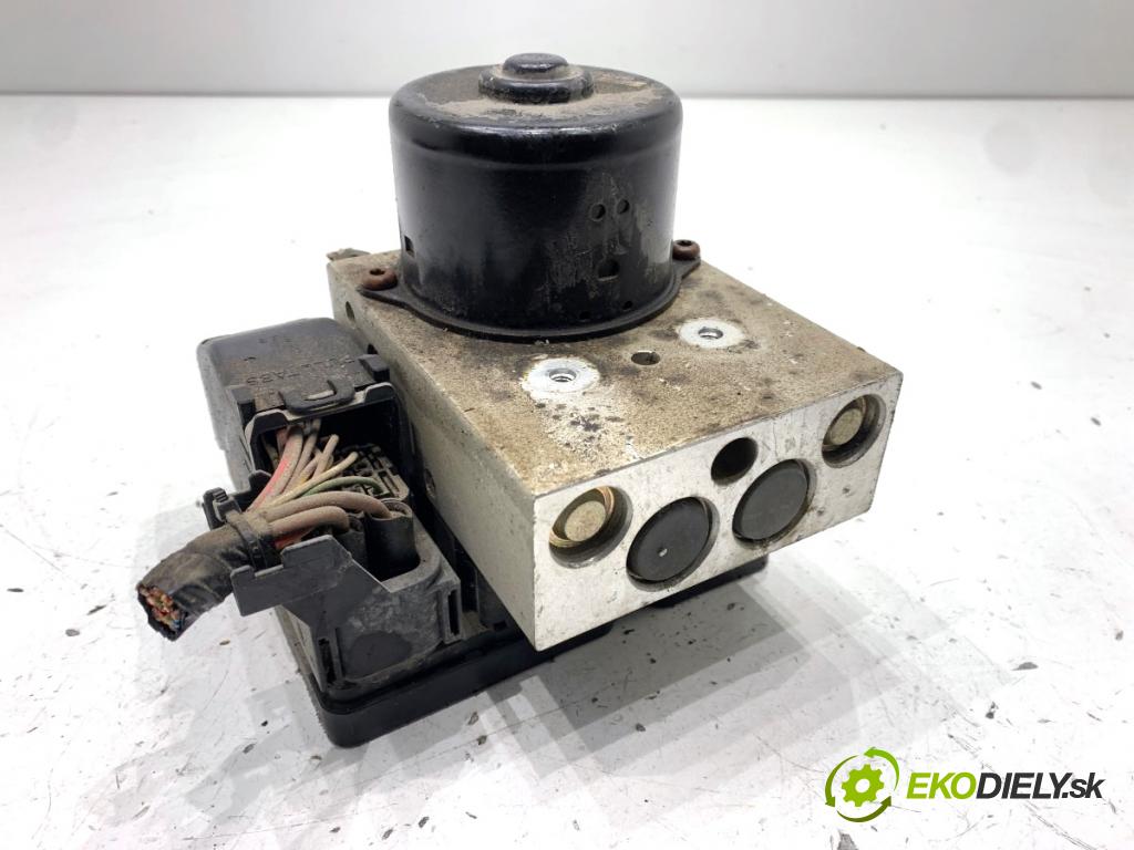 VOLVO V70 I Kombi 2003 121 kW 2.4 2435 pumpa ABS 8671224 (Pumpa ABS)