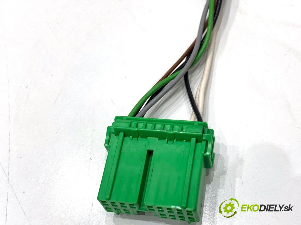 VOLVO V70 I Kombi 2003 121 kW 2.4 2435 Spätné zrkadlo pravy