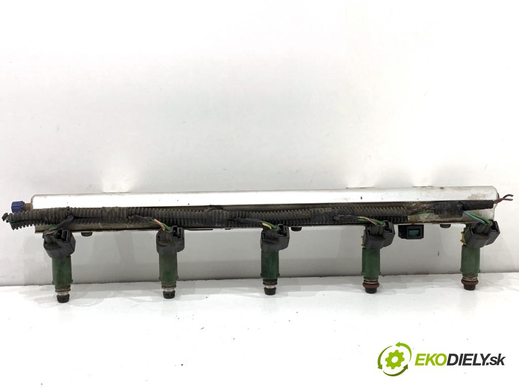 VOLVO V70 I Kombi 2003 121 kW 2.4 2435 Lišta vstrekovacia 9470229 (Vstrekovacia lišta)