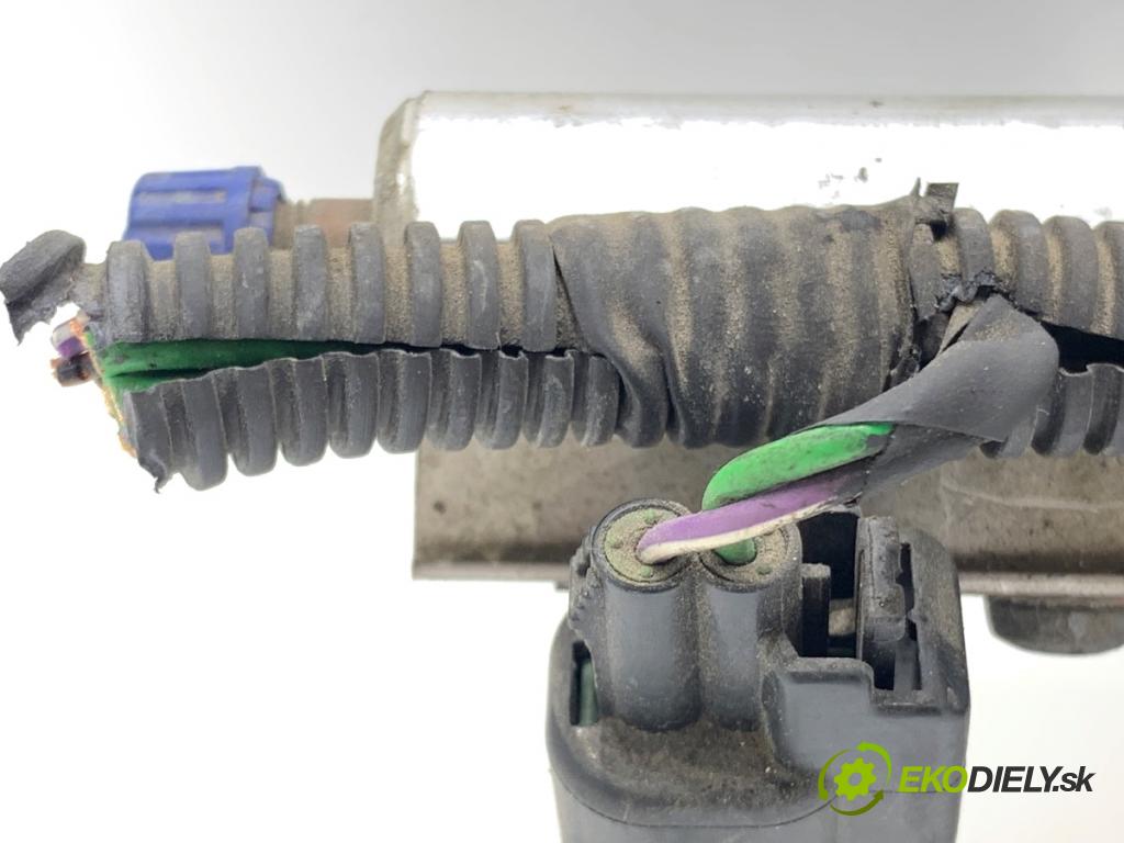 VOLVO V70 I Kombi 2003 121 kW 2.4 2435 Lišta vstrekovacia 9470229 (Vstrekovacia lišta)