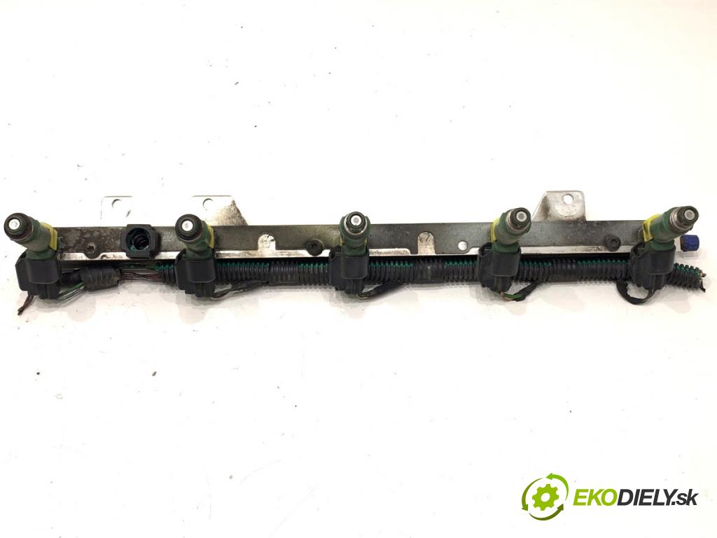 VOLVO V70 I Kombi 2003 121 kW 2.4 2435 Lišta vstrekovacia 9470229 (Vstrekovacia lišta)