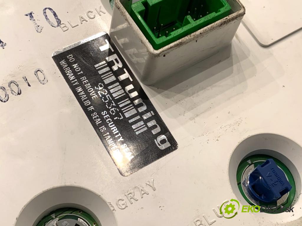 VOLVO V70 I Kombi 2003 121 kW 2.4 2435 Prístrojovka 8637993 (Prístrojová doska)