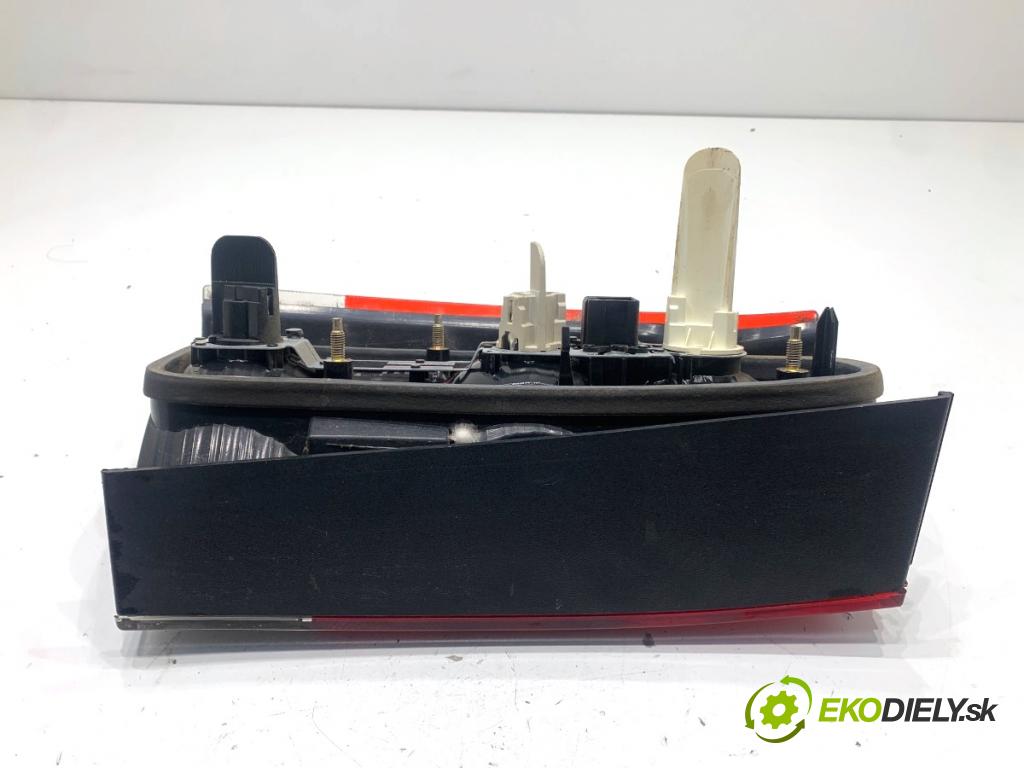 VOLVO V70 I Kombi 2003 121 kW 2.4 2435 světlo pravý zadní část 9154498