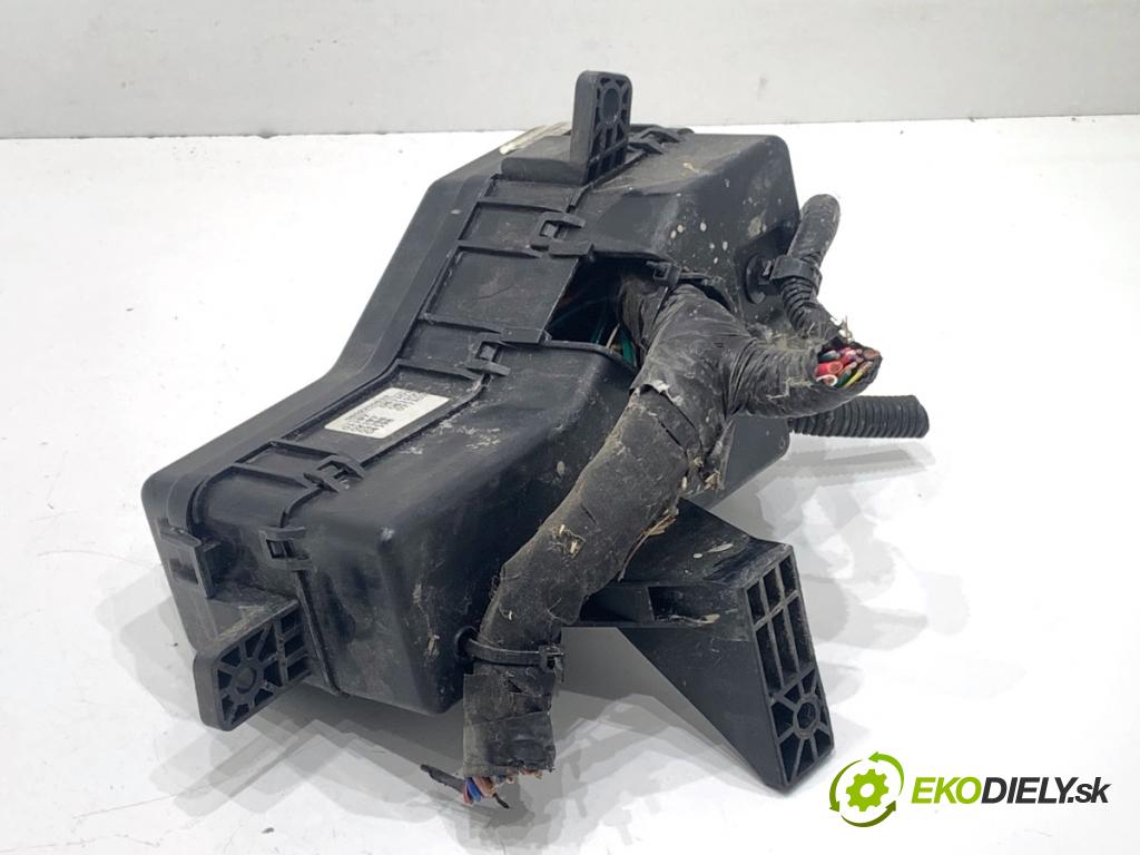 HYUNDAI i10 liftback 2008 49 kW 1.1 1086 Skrinka poistková  (Poistková skrinka)