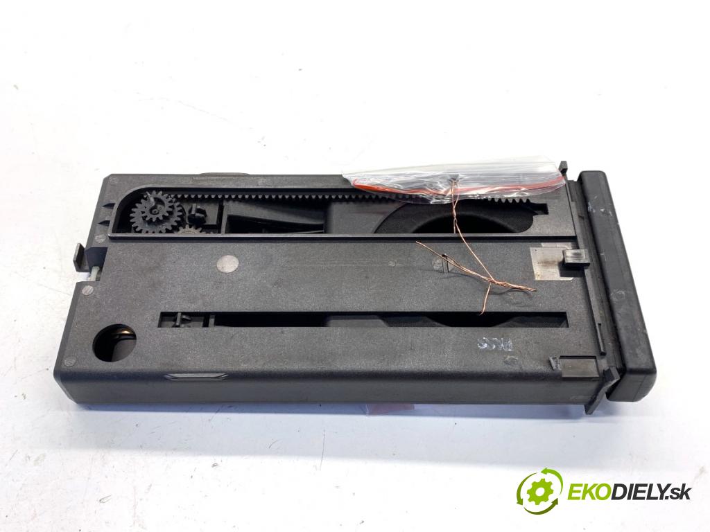 AUDI A3 8P liftback 2004 75 kW 1.6 1595 Držiak na nápoje 8P0862534B (Držiak (úchyt) na nápoje)