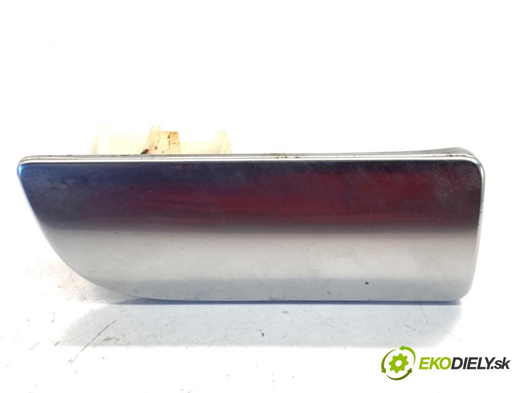 AUDI A3 8P liftback 2004 75 kW 1.6 1595 klika odkládací skříňka spolujezdce 