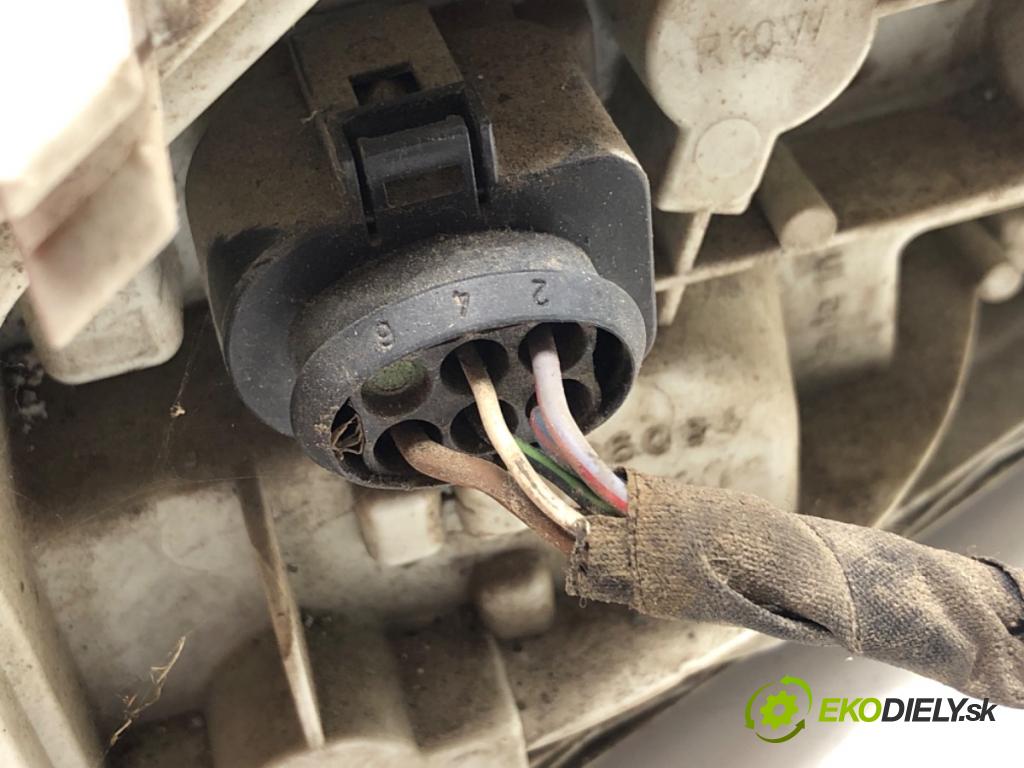 AUDI A3 8P liftback 2004 75 kW 1.6 1595 Svetlo pravy zad 8P0945096