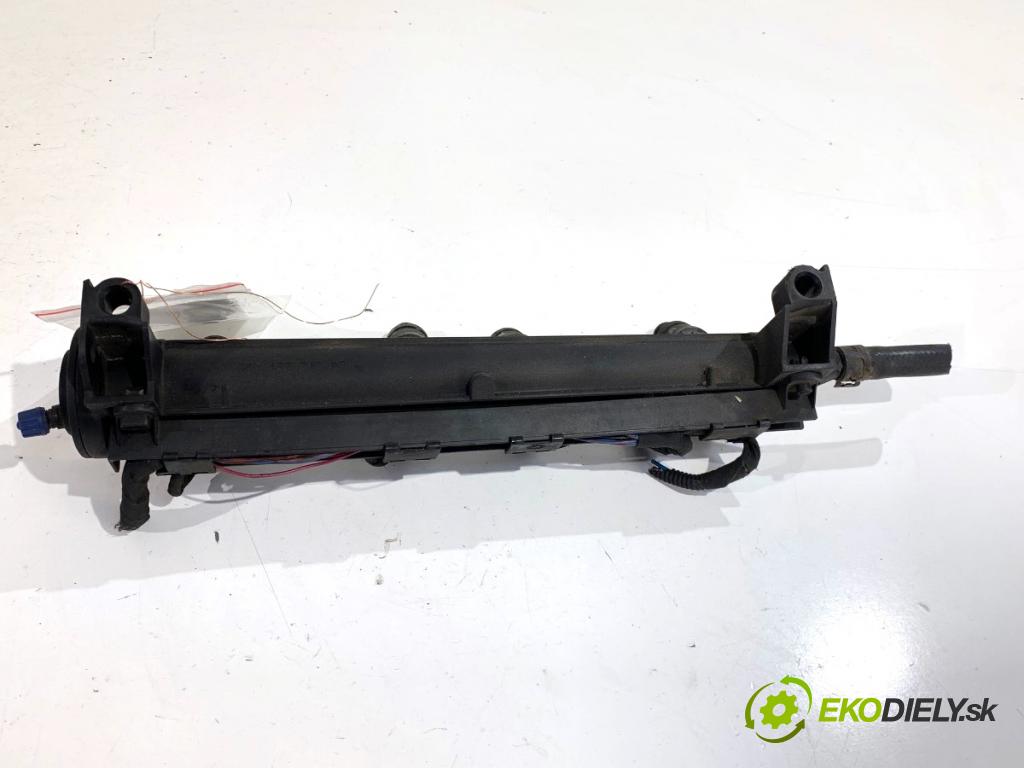 VW GOLF V liftback 2006 75 kW 1.6 1595 lišta vstřikovací 06A133317AS (Vstřikovací lišta)