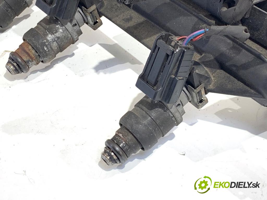 VW GOLF V liftback 2006 75 kW 1.6 1595 lišta vstřikovací 06A133317AS (Vstřikovací lišta)