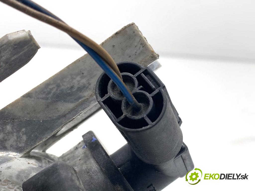 BMW E46 Kombi 2000 87 kW 318 i 1895 Smerovka pravy predný  (Kľučka dverí ostatné)