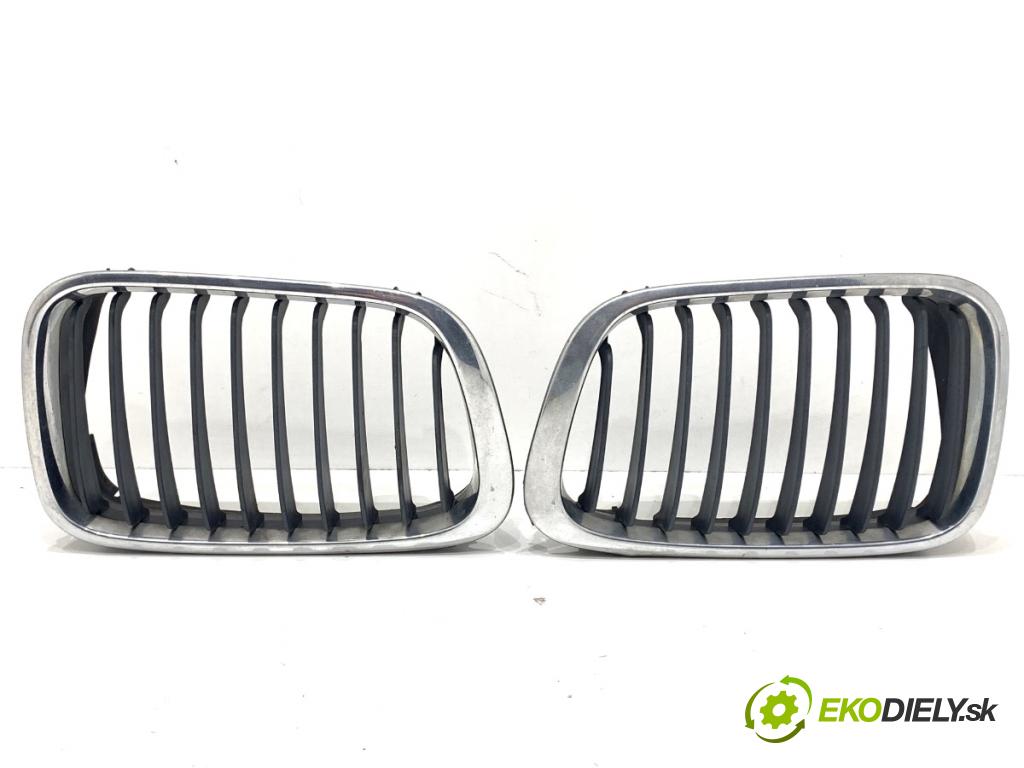 BMW E46 Kombi 2000 87 kW 318 i 1895 mřížka maska 8159624 (Přední mřížka (maska chladiče))