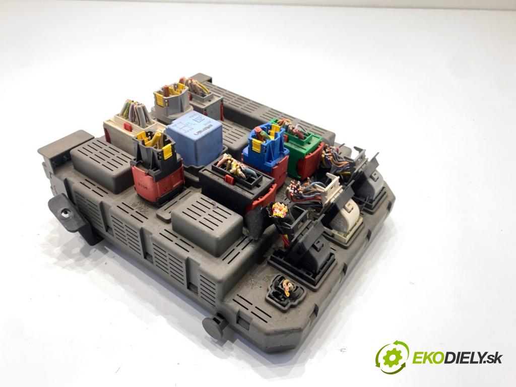 PEUGEOT 607 sedan 2001 98 kW 2.2 HDi 2179 modul BSI 9641958680 (Pojistková skříňka)