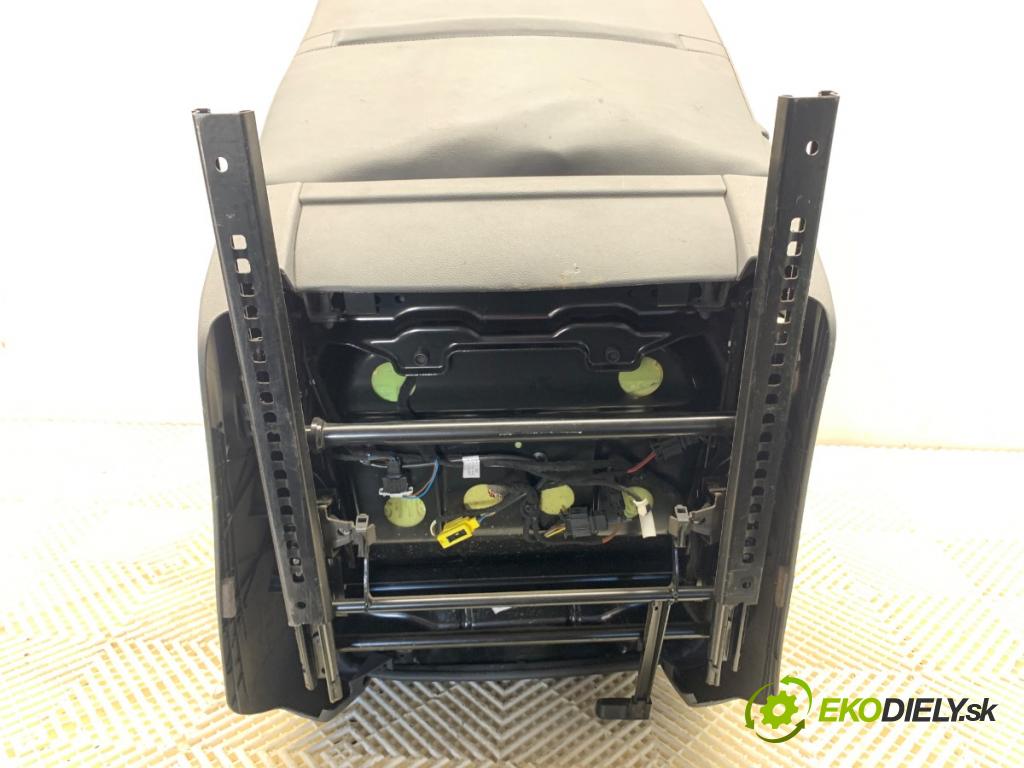 VW TRANSPORTER T5 Autobus 2015 103 kW 2.0 TDI 1968 Sedadlo ľavy predný