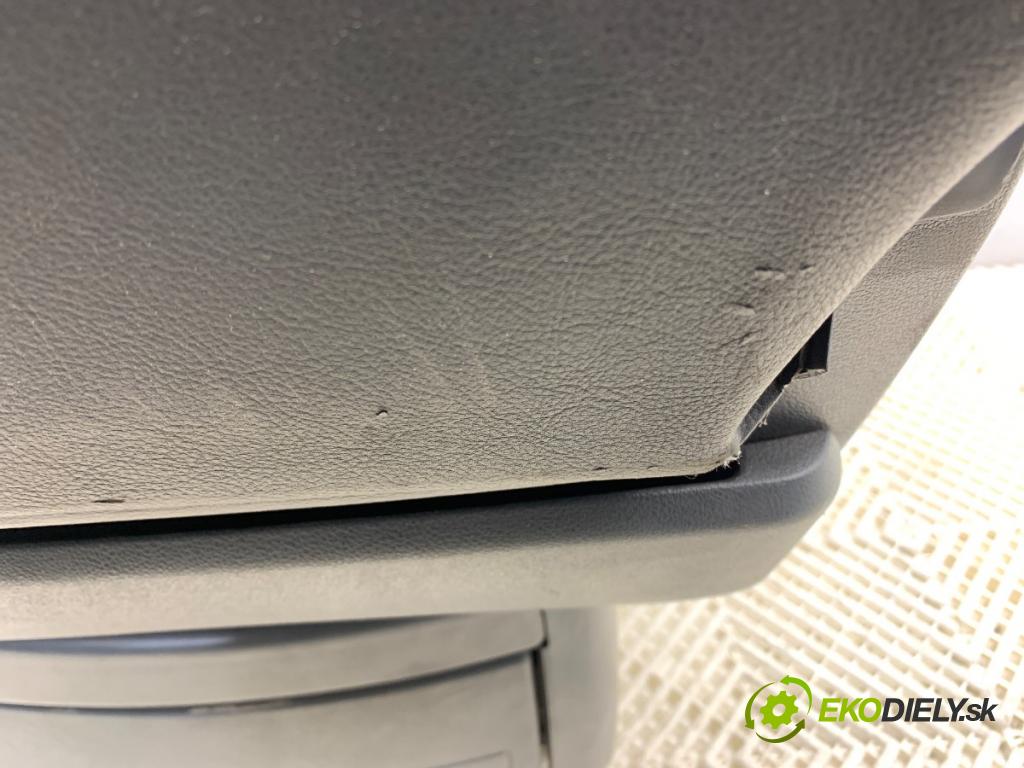 VW TRANSPORTER T5 Autobus 2015 103 kW 2.0 TDI 1968 Sedadlo zad