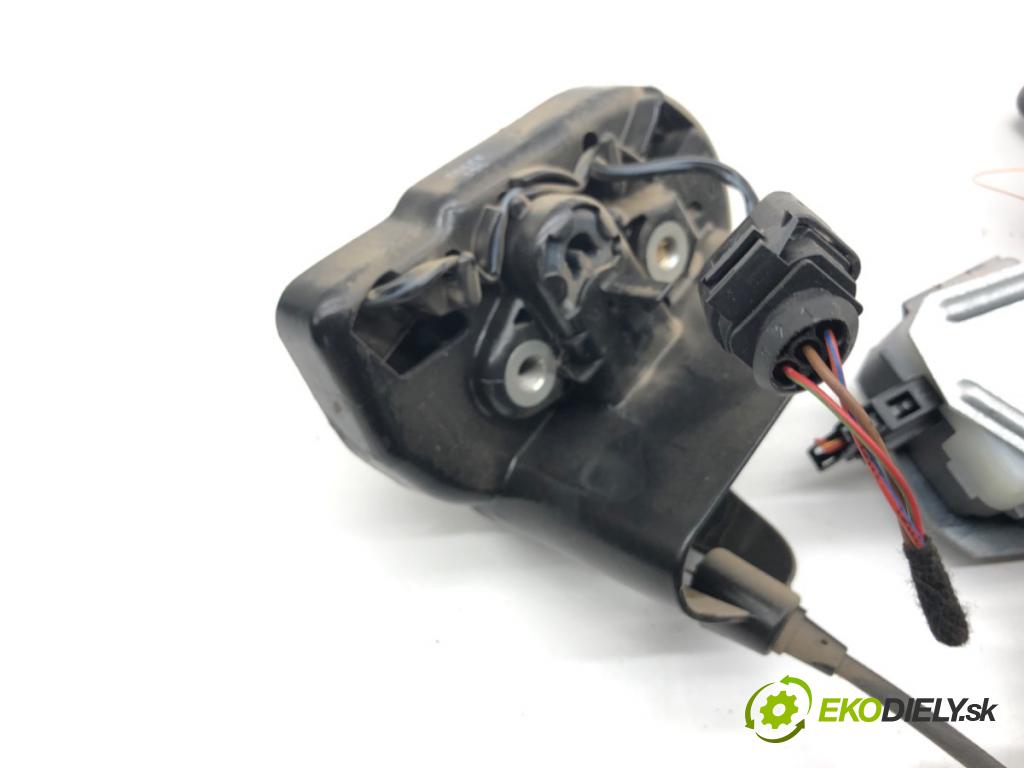 VW TRANSPORTER T5 Autobus 2015 103 kW 2.0 TDI 1968 zámok Dvere posúvne pravy 7E0843654AK