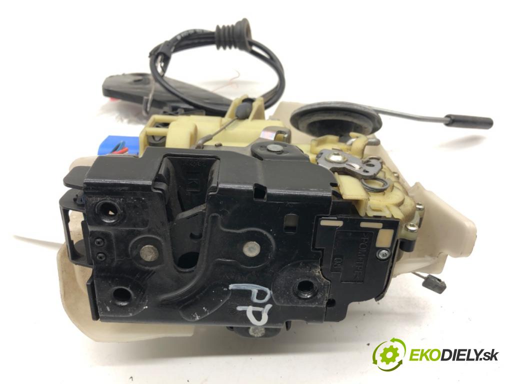 VW TRANSPORTER T5 Autobus 2015 103 kW 2.0 TDI 1968 zámok Dvere pravy predný 