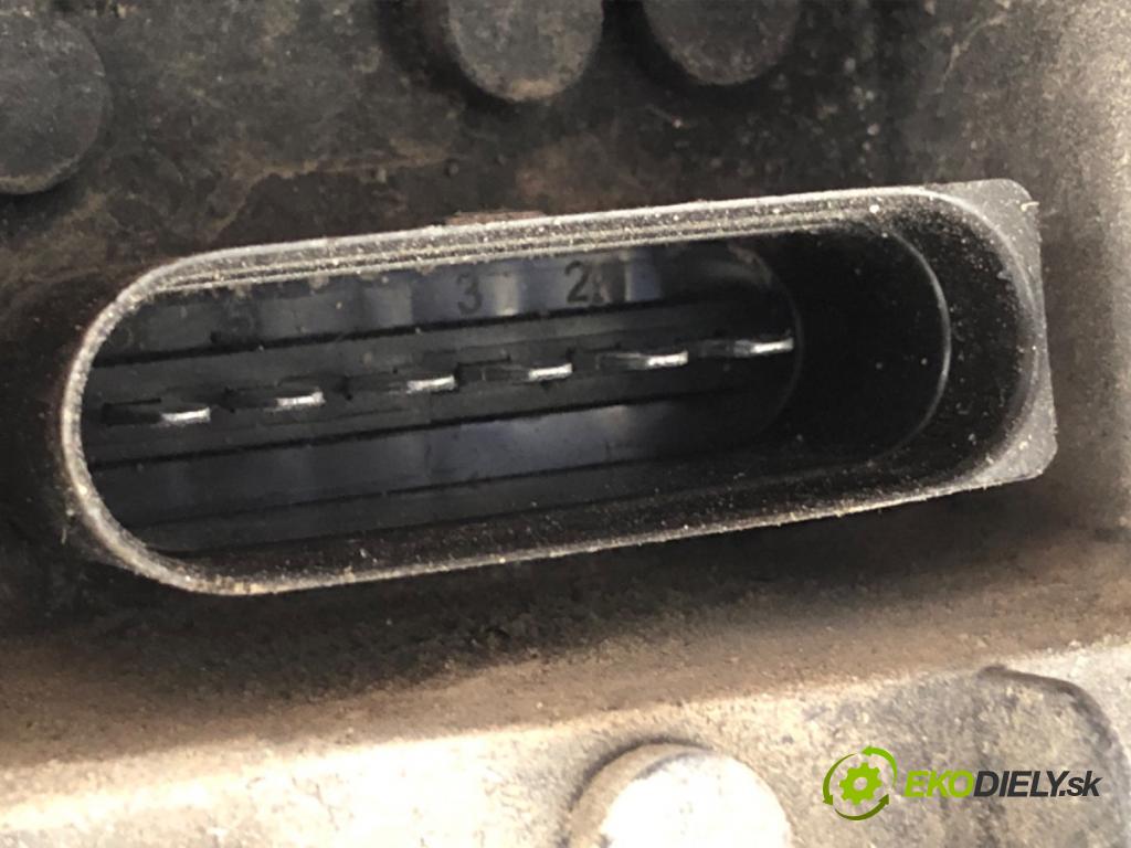 VW TRANSPORTER T5 Autobus 2015 103 kW 2.0 TDI 1968 světlo levý zadní část 7E5945257