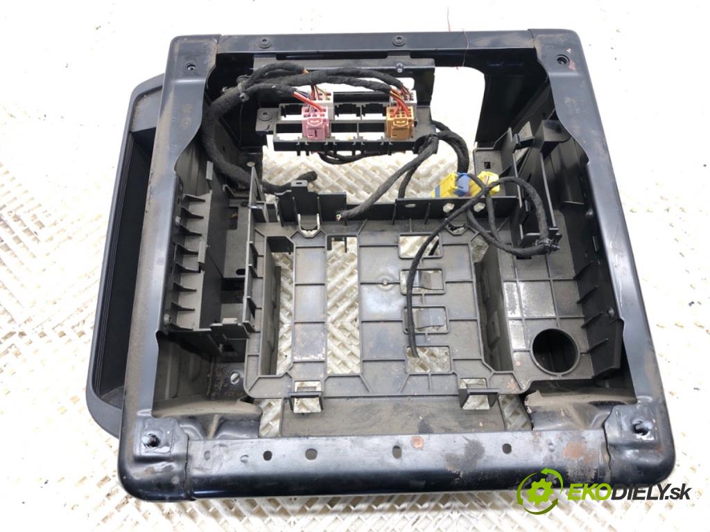 VW TRANSPORTER T5 Autobus 2015 103 kW 2.0 TDI 1968 Obal sedačky pravy predný 