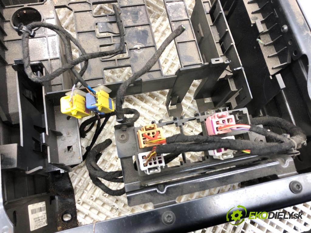 VW TRANSPORTER T5 Autobus 2015 103 kW 2.0 TDI 1968 Obal sedačky pravy predný