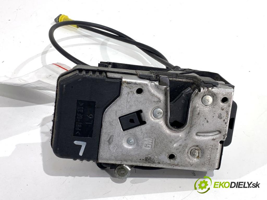 RENAULT TRAFIC II Autobus 2009 84 kW 2.0 dCi 115 1995 zámok dveře levý přední část 8200008246