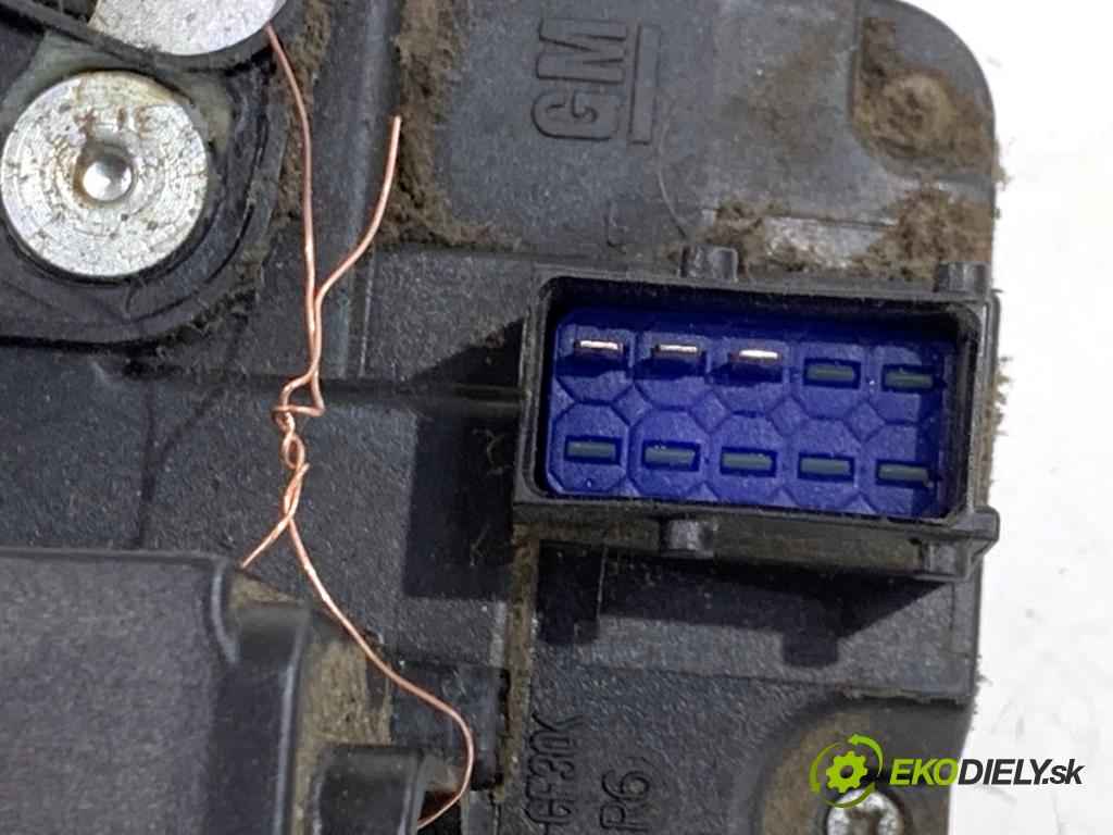 RENAULT TRAFIC II Autobus 2009 84 kW 2.0 dCi 115 1995 zámok dveře pravý přední část 8200042171