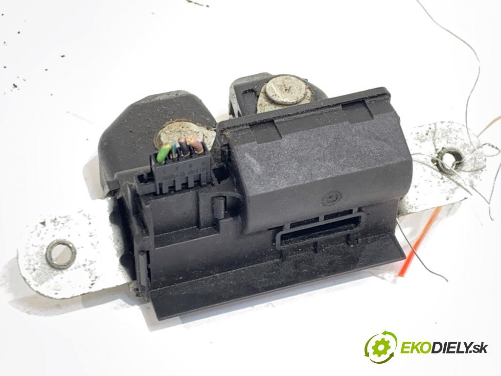 OPEL CORSA D liftback 2007 59 kW 1.2 (L08, L68) 1229 zámok dverí zad 55701971