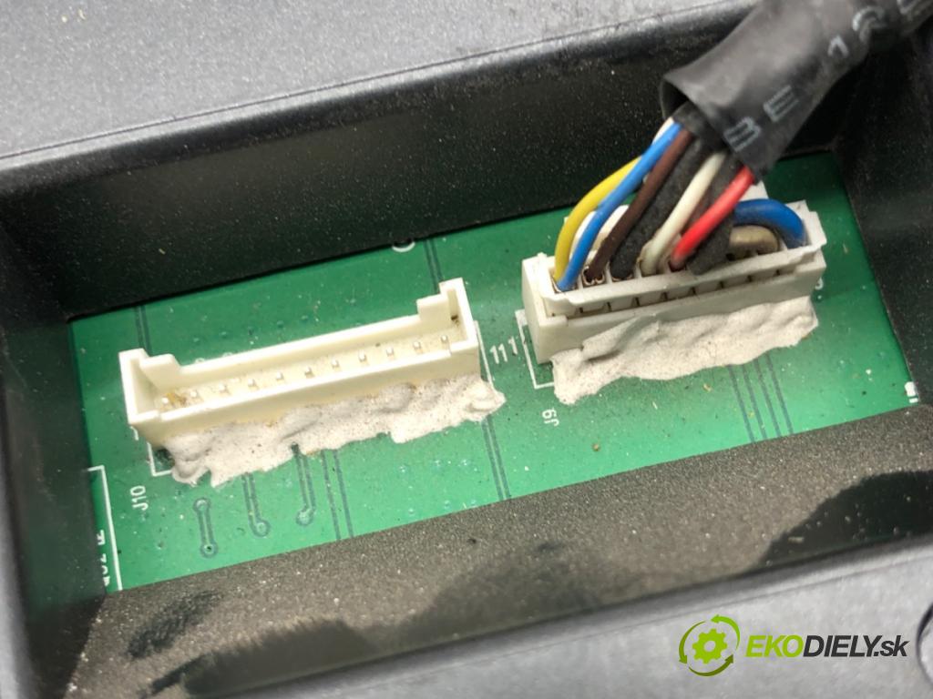 VW TRANSPORTER T5 Autobus 2015 103 kW 2.0 TDI 1968 obrazovka EKRAN slot DVD LCD ALPINE: PKG-2100P TMX-R2100