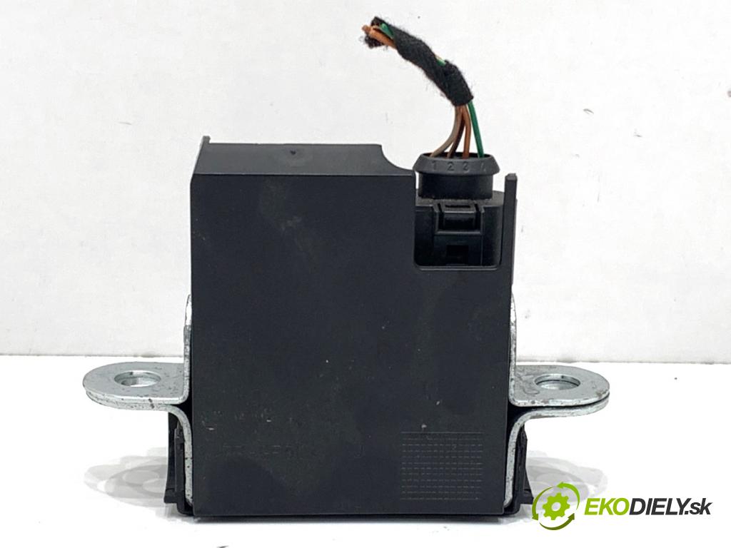 VW GOLF V Kombi 2007 77 kW 1.9 TDI 1896 zámok dverí zad