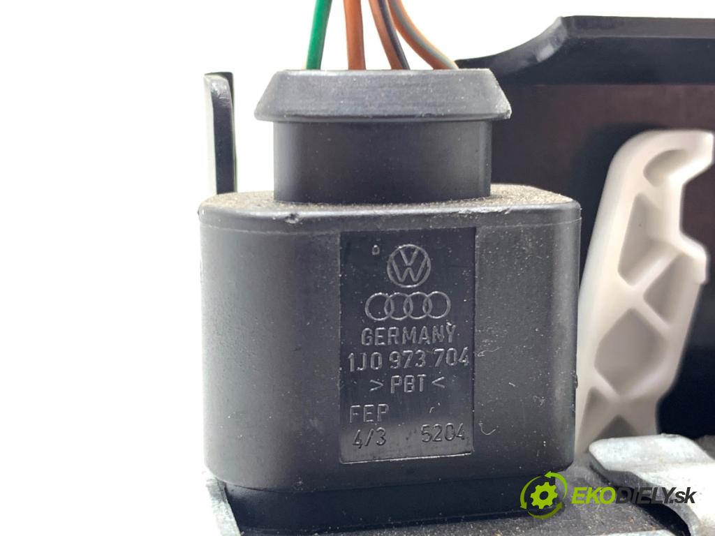 VW GOLF V Kombi 2007 77 kW 1.9 TDI 1896 zámok dveří zadní část