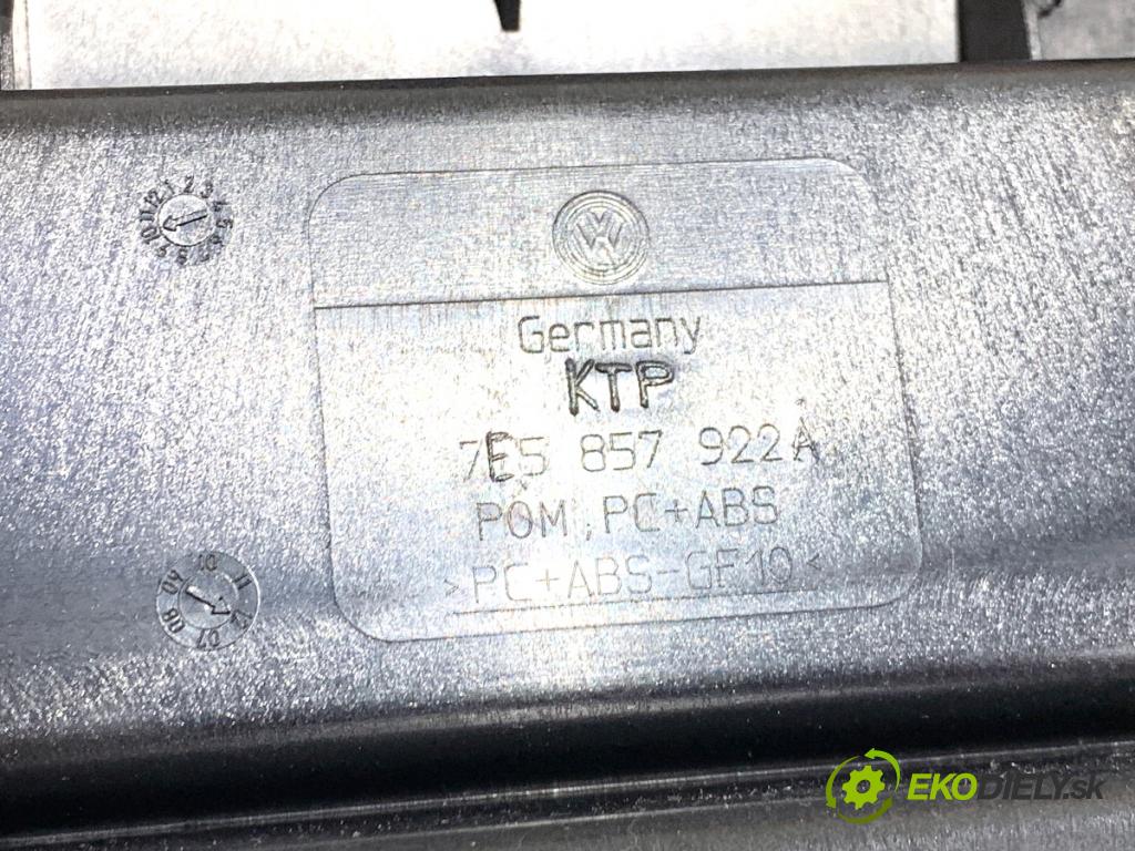 VW TRANSPORTER T5 Autobus 2015 103 kW 2.0 TDI 1968 Priehradka, kastlík prístrojovky 7E5857922A