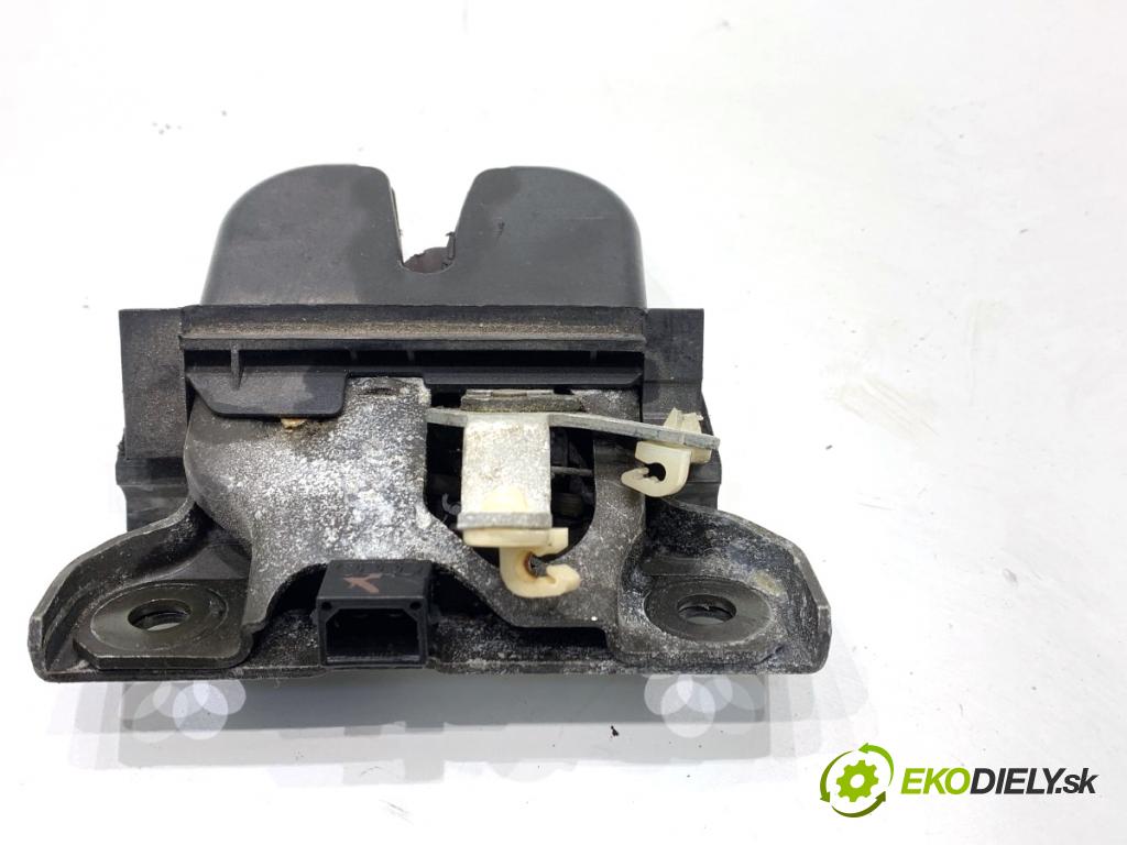 AUDI A3 8L liftback 2000 66 kW 1.9 TDI 1896 zámok dverí zad 8L0827505G