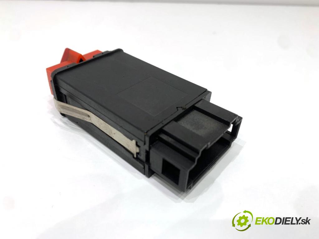 AUDI A3 8L liftback 2000 66 kW 1.9 TDI 1896 Spínač svetiel výstražných (núdzových)  (Prepínacie páčky pod volantom)