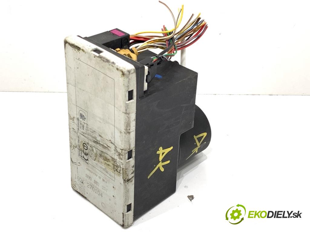 AUDI A3 8L liftback 2000 66 kW 1.9 TDI 1896 motorek centrálního zámku 8D0862257 (Řídicí jednotka centrálního zamykání)