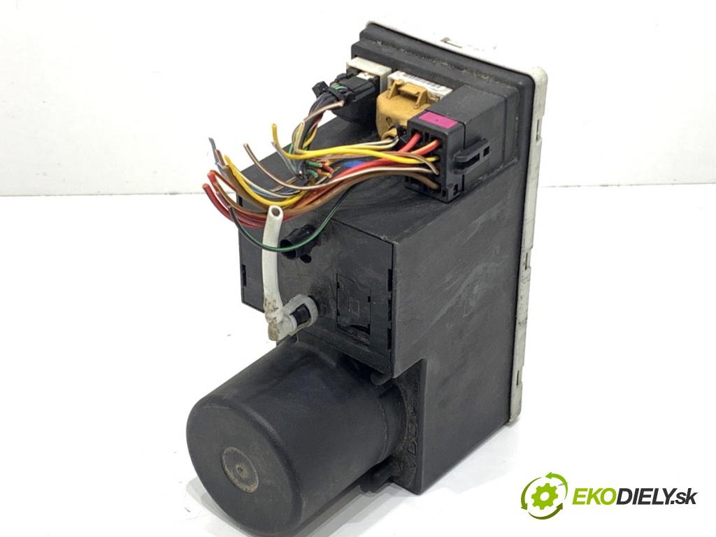 AUDI A3 8L liftback 2000 66 kW 1.9 TDI 1896 pumpa centrálneho zámku 8D0862257 (Riadiaca jednotka centrálneho zámku)