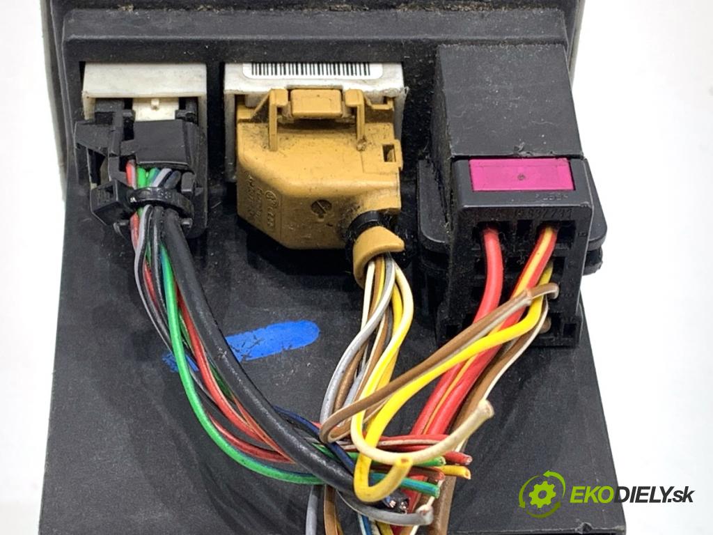 AUDI A3 8L liftback 2000 66 kW 1.9 TDI 1896 pumpa centrálneho zámku 8D0862257 (Riadiaca jednotka centrálneho zámku)