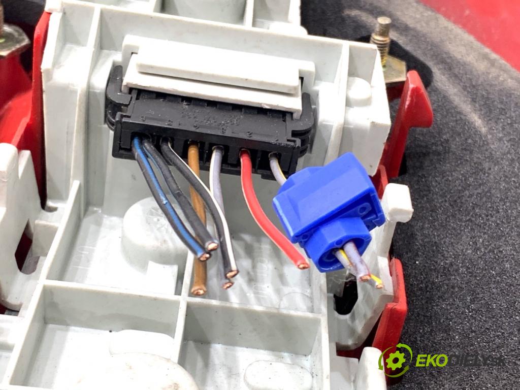 AUDI A3 8L liftback 2000 66 kW 1.9 TDI 1896 světlo levý zadní část 8L0945095B